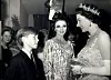 Kraljica Elizabeta II. 1967. na premijeri filma ''Doctor Dolittle'' s glumicom Joan Collins i Master William Dixom.