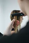 Pegla za kosu također može poslužiti za odjeću