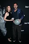 Glumci Julia Fox i Adam Sandler na premijeri filma ‘Uncut Gems‘ u čijoj je produkciji sudjelovao i Sebastian Bear-McClard