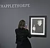Ispred autoportreta Roberta Mapplethorpea, nesuđenog svećenika i fotografa, s kojim je bila u vezi kad je krajem 60-ih stigla u New York