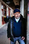 Veći dio života sam u spisateljskoj blokadi, a ovi romani i priče su samo neki svijetli trenuci u crnom životu autora, napominje Ferić