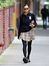 Irina Shayk nosi mini suknju, hoodie majicu i torbicu Burberry