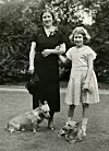 Kraljica Majka i malena Elizabeta, u njihovom londonskom domu u Piccadillyju, 1936.
