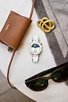ženski pametni sat Huawei Watch GT 5 Pro/ torba novčanik Lié Studio/sunčane naočale A.Kjærbede/broš By Malene Birger/ šal Envelope1976 (sve Garderoba Concept store)