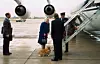 Elizabeta i Edward na put avionom idu sa svojim korgijima, 1994.