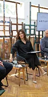 Uz ovu oversized haljinu odlično pristaju nude salonke