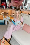 Influencerica Ivana Mišković sa zanimanjem je prolistala katalog sa La Rosée proizvodima