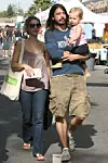 Dave Groh i Jordyn Blum u šetnji s kćerkicom Violet Maye 2008.