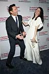 Hugh Jackman i Sutton Foster na gala večeri Actors Fund u New Yorku 2022.