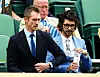 Ben Whishaw i njegov brat blizanac James Whishaw u Kraljevskoj loži All England kluba u Wimbledonu 2023.