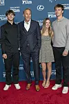 Hayes Logan Costner, Kevin Costner, Grace Avery Costner i Cayden Wyatt Costner na premijeri očeva vesterna