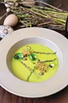KUH, uskrsnje sparoge, snimjeno u bistrou Pod zidom chef Jurica Jantolek Na slici juha od graska i sproga