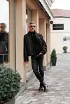 Čizme Karl Lagerfeld, XYZ (256,33 eura)/Jakna Corso Roma (126,00 eura)/Pulover Guess (65,50 eura)/Traperice Replay (197,40 eura)/Sunčane naočale Vogue, Optika Optotim (84,70 eura)