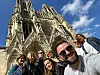 Grupni selfie ispred crkve Notre-Dame u Reimsu