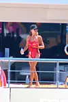 Victoria je na sebi imala crveni jednostavni dvodijelni kupaći kostim, a trbuh je vješto skrila pareom u istoj boji