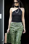 Bella Hadid u hlačama zmijskog uzorka zelene boje Fotografija: IMAXtree