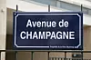 Središnja točka grada je Avenue de Champagne, jedna od najprestižnijih ulica na svijetu