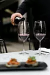 Dežman Bistro nudi vinsku kartu koja je među najimpozantnijima u gradu – kolekciju najboljih hrvatskih i svjetskih etiketa