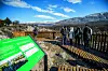 Pogled na vidikovac i zasniježene planinske vrhunce.