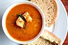 Poslužite gazpacho sa suhim kruhom i začinima