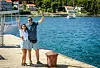 Ema i njezin zaručnik obožavaju nedjeljnu prijepodnevnu kavu popiti na suncu s prijateljima