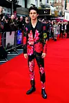 Na premijeri filma 'Divan mladić' u Londonu 2018., u odijelu modne kuće Alexander McQueen.