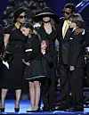 Shrvana obitelj na misi zadušnici za Michaela Jacksona: Janet Jackson, Paris Katherine Jackson, Prince Michael II., La Toya, Jackie Jackson i Prince Michael I.