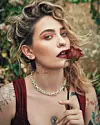 Model i pjevačica Paris Jackson zaštitno je lice tekućeg ruža KVD Beauty Everlasting Hyperlight