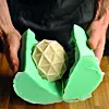 Postupak izrade započinje na kompjutoru, dizajnom izgleda prototipa svijeće, koja se potom printa na 3D printeru, a onda se izrađuje odgovarajući kalup u koji se ulijeva vosak.