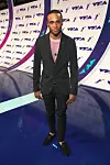 Mladi glumac Khylin Rhambo dolazi na MTV Music Awards noseći vestu ispod sakoa umjesto košulje.