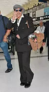 Johnny Depp nosi prevelike hlače, raskopčane gumbe na rukavu košulje, sunčane naočale i torbu iz koje vire knjiga i šal. Uz sve to pažnju privlače narukvice, prstenje i ogrlice, a na glavi nosi i kapu koja se naizgled ne poklapa s ostatkom outfita.