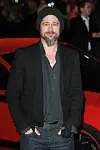 Brad Pitt na premijeri u Londonu nosi lagani sako na traperice; od detalja se ističu kapa, ogrlica i brada.