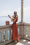 Crop top bluza Twinset/ Suknja Twinset/ Espadrile Castaner/ Torbica Furla/ Marama Coccinelle/ Naušnice Tory Burch/ Sunčane naočale Twinset/ Narukvice Marc Jacobs