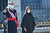 Vrijeme je gripe, pa je kraljevski par počast vojnicima iskazao sa zaštitnim maskama na licu