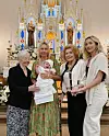 Nicole Artukovich Stewart s majkom Tinom, bakama i kćeri