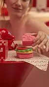 Love Burger mirisna kupka na bazi prirodnih ulja sastoji se od srcolikog ‘peciva’ što sadrži ‘odrezak’ te sapuna nalik na salatu i krišku rajčice 20,50 € LUSH