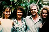 Nicole Kidman s majkom Janelle, ocem Tonyjem i sestrom Antonijom 1990. godine