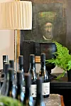 Vinarija je nazvana prema kombinaciji latinskih riječi za školu te za nešto rijetko i jedinstveno
