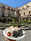 Među najpoznatijim slasticama ističu se cannoli, hrskave cjevčice punjene kremom od ricotte, simbol sicilijanske slastičarske tradicije