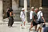 Dubrovnik, 070720. Poznati britanski pjevac Rod Stewart koji ljetuje na Jadranu s drustvom je prosetao Stradunom. Foto: Bozo Radic / CROPIX
