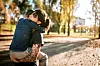 Na stresne događaje djeca reagiraju različito, ovisno o dobi. Maleni će se ljutiti i biti agresivni, školarci će se češće povući u sebe, a adolescenti su skloniji rizičnim ponašanjima.
