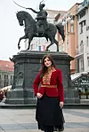 Dizajnerica u vlastitoj kreaciji ukrašenoj motivom hrastovog lišća.