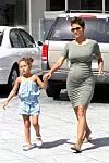 Halle Berry 2013. dok je bila trudna sa sinom, s kćeri Nahlom