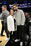 Emma Stone i Dave McCary na košarkaškoj utakmici u New Yorku u siječnju 2023.
