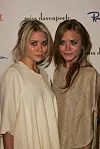 Ashley Olsen i Mary Kate Olsen na reviji u Los Angelesu 2005.