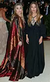 Sestre blizanke Mary-Kate Olsen i Ashley Olsen na MET Gali 2018.