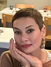 Ovaj dječački look, dizajnerica nosi s iznimnom ljepotom i šarmom