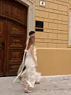 Cijeli je izgled upotpunila zlatnim salonkama s visokim potpeticama, dizajnerskom pismo-torbicom, raspuštenom kosom i decentnom šminkom
