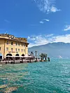 Riva del Garda poznata je po šetnici i biciklističkoj stazi uz samo jezero