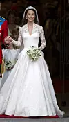 Kate Middleton u čipkastoj vjenčanici Alexandera McQueena – dizajnom sličnoj drugoj haljini Selene Gomez, koju krasi ista romantična čipka i vintage silueta